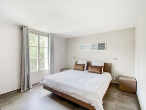 Room - Villa in Le Plan-de-la-Tour with Pool (Le Plan-de-la-tour)
