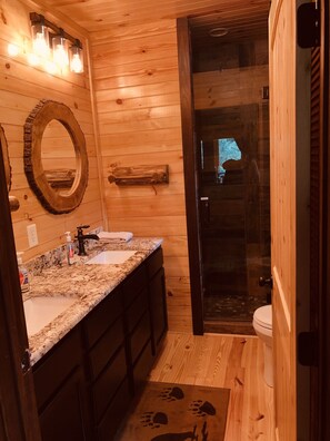 Combined shower/tub, hair dryer, towels, toilet paper - LOG CABIN ON LAKE MARTIN - Waterfront (Jacksons' Gap)