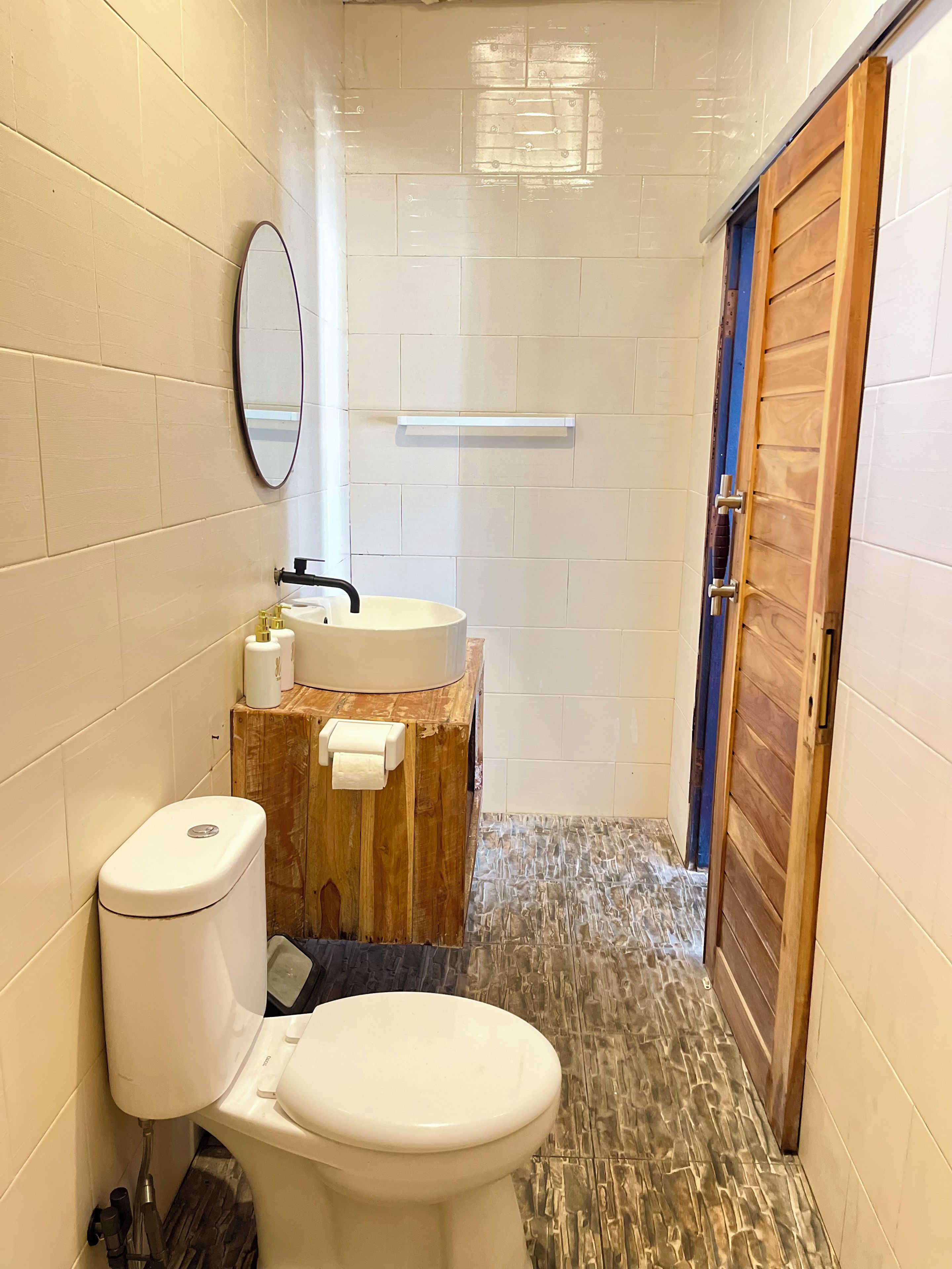 Double Room | Bathroom | Shower, free toiletries, bidet, towels
