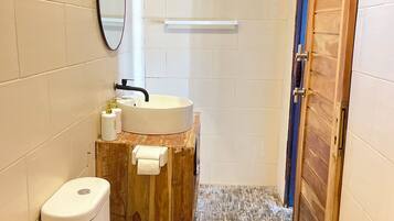 Double Room | Bathroom | Shower, free toiletries, bidet, towels