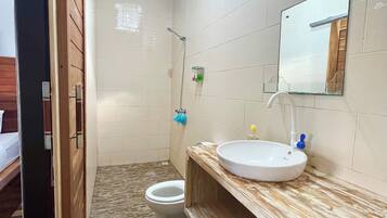 雙人房 | 浴室 | 淋浴設備、免費梳洗用品、坐浴桶、提供毛巾