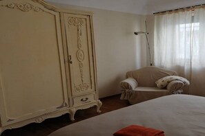 2 Schlafzimmer, Schreibtisch, Bügeleisen/Bügelbrett, Reisekinderbett