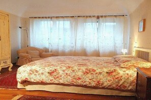 2 habitaciones, escritorio y tabla de planchar con plancha 