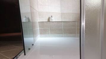 Dusche, Haartrockner, BademÀntel, Bidet
