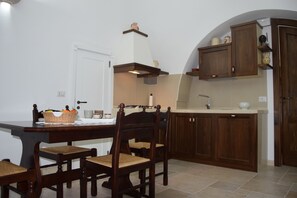 Frigorifero, forno, piano cottura, macchina per tè/caffè