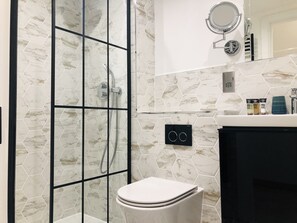 Hårføner, håndklær, såpe og sjampo