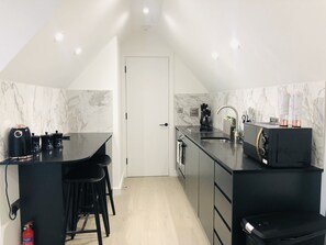 Kjøleskap, mikrobølgeovn, ovn og kokeplater