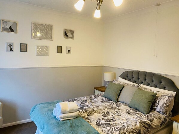 2 bedrooms, iron/ironing board, WiFi, bed sheets