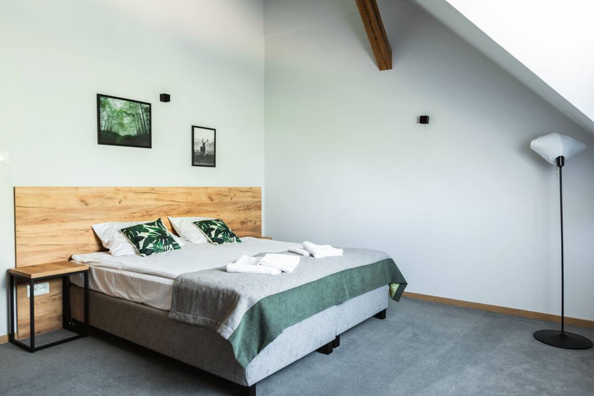 Hypo-allergenic bedding, desk, free WiFi, bed sheets