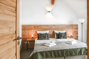 Hypo-allergenic bedding, desk, free WiFi, bed sheets