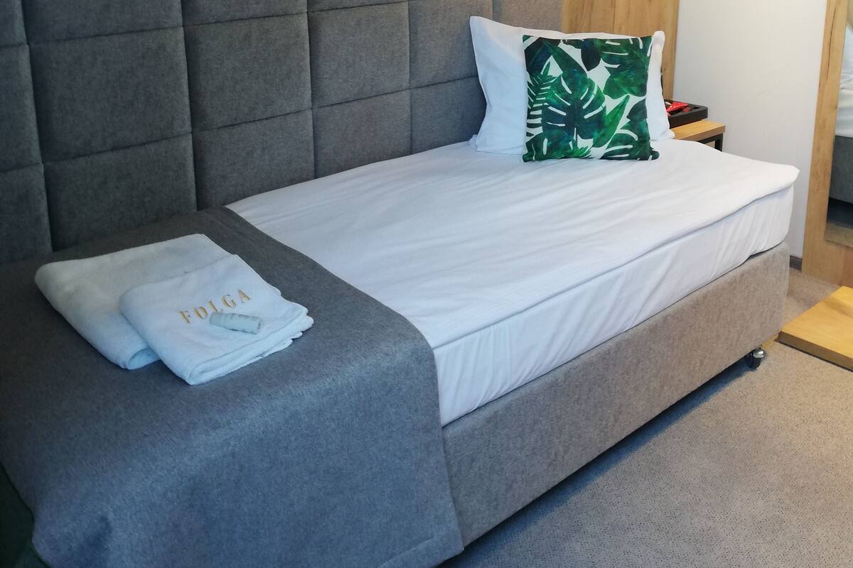 Hypo-allergenic bedding, desk, free WiFi, bed sheets