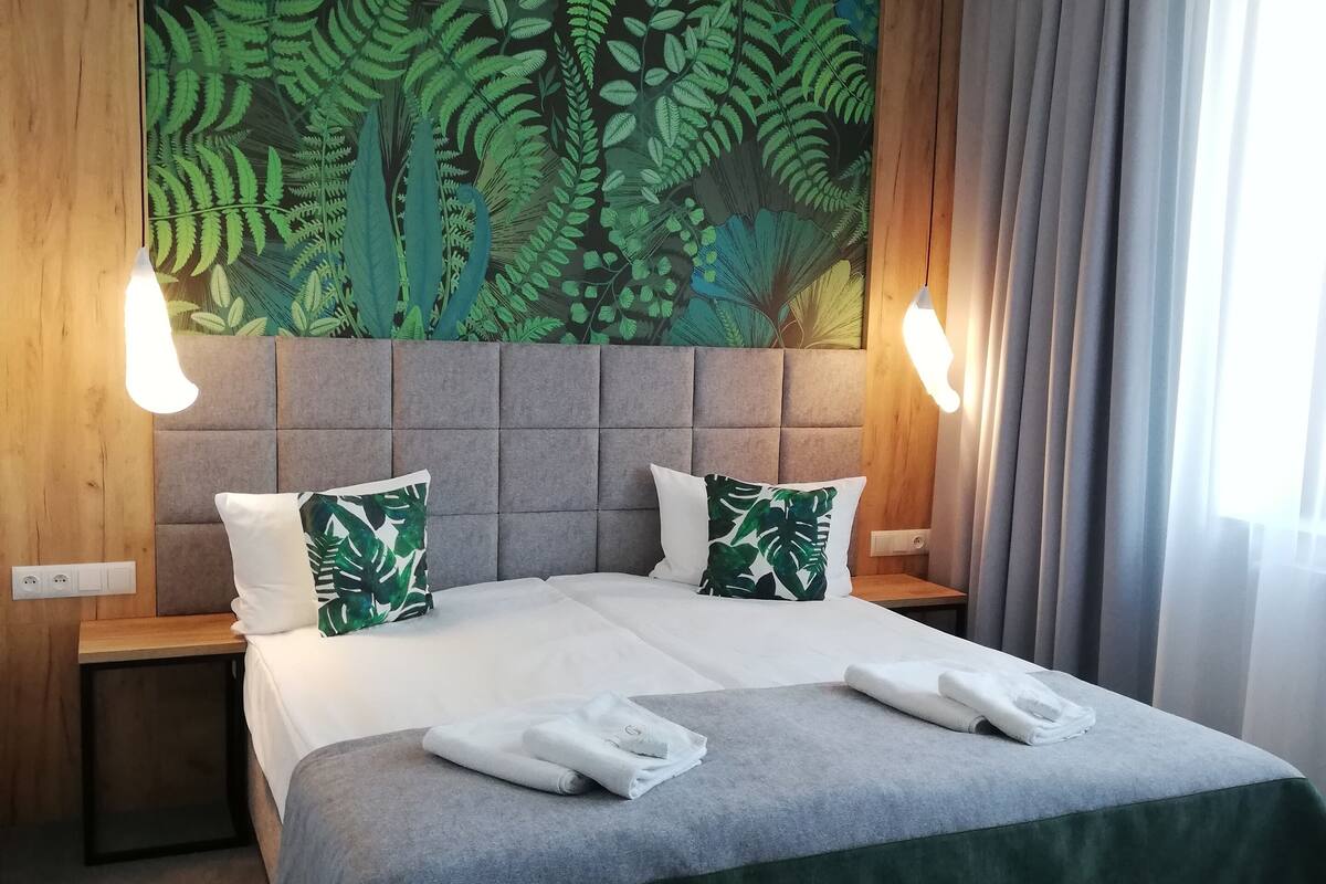 Hypo-allergenic bedding, desk, free WiFi, bed sheets