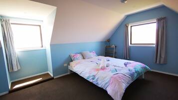 5 bedrooms, iron/ironing board, WiFi, bed sheets