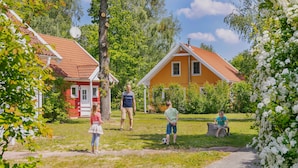 Un quartier résidentiel avec des maisons, un chemin et de la verdure.