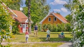 Uma área residencial com casas, um caminho e vegetação.