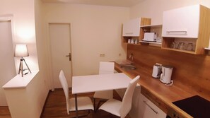 Refrigerador, microondas, parrilla de estufa y cafetera y tetera 