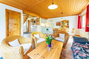 TV, fireplace - Semi-detached house Storch, 6 persons, 80 sqm, GS, fireplace (1) - Holiday village (Rechlin)