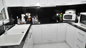 Een koelkast, een magnetron, een oven, een kookplaat