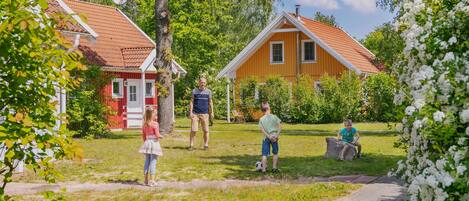 Ett bostadsområde med hus, en gångstig och grönområden.
