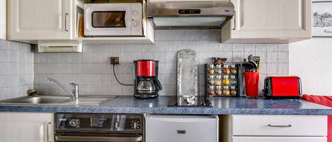 Réfrigérateur, micro-ondes, four, plaque de cuisson