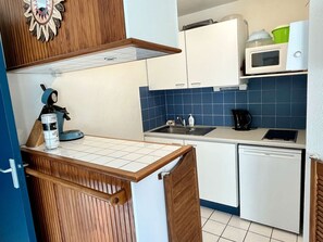 Kühlschrank, Ofen, Wasserkocher mit Kaffee-/Teezubehör