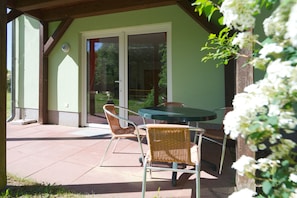Outdoor dining - 2-room vacation apartment, 2 (+2) persons, ground floor (8) - Müritzparadies - Feriendorf Alte (Rechlin)