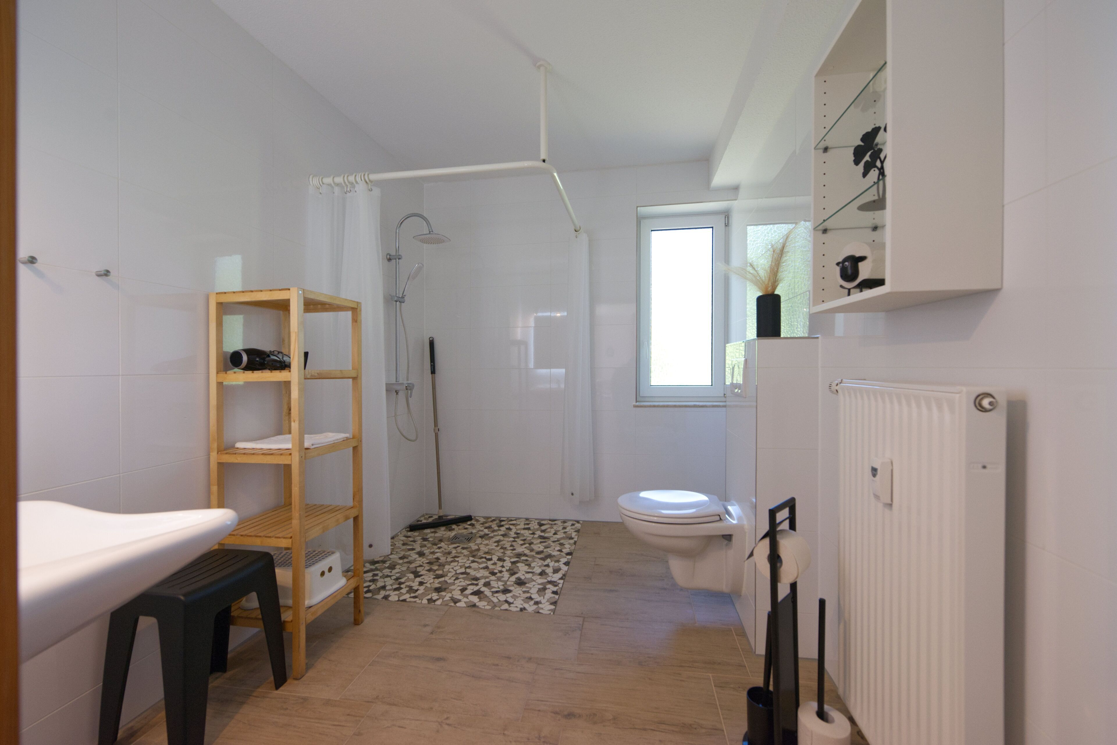 Dusj, hårføner og toalettpapir