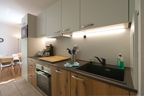 Coffee/tea maker, fridge, microwave, oven - 2-room vacation apartment, 2 (+2) persons, ground floor (8) - Müritzparadies - Feriendorf Alte (Rechlin)