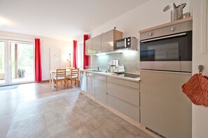 Coffee/tea maker, fridge, microwave, oven - 2-room vacation apartment, 2 (+2) persons, ground floor (11) - Müritzparadies - Feriendorf (Rechlin)