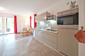 Coffee/tea maker, fridge, microwave, oven