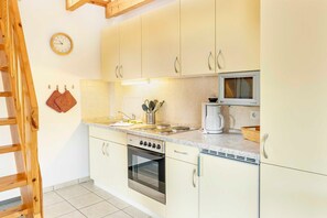 Fridge, microwave, oven, dishwasher - 2-room vacation apartment, 6 persons, balcony, upper floor (2) - Müritzparadies - Feriendorf (Rechlin)