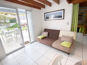 TV - Charming Beachside Home with Garden, Wi-Fi & Pets Allowed - 300m to Shore! (La Tranche-sur-Mer)