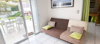 Charming Beachside Home with Garden, Wi-Fi & Pets Allowed - 300m to Shore!