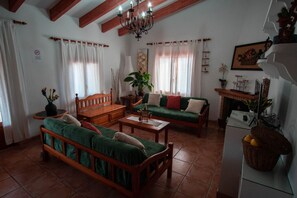 Televisie, een open haard en een stereo