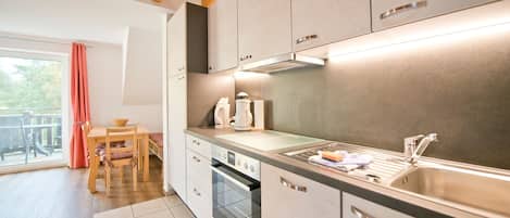 Kühlschrank, Mikrowelle, Ofen, Geschirrspüler
