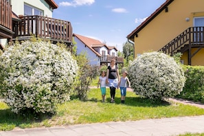 Ein Wohngebiet mit Häusern, einem Balkon und einem Weg.