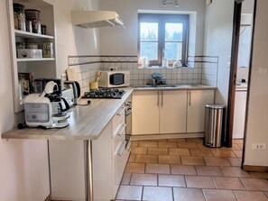 Réfrigérateur, micro-ondes, lave-vaisselle, cafetiÚre/bouilloire