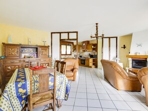 Interior - Cozy 3-Bedroom Home with Garden & BBQ, Near Beach and Lake, Biscarrosse (Biscarrosse)