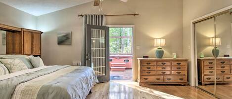 3 bedrooms, desk, Internet, bed sheets
