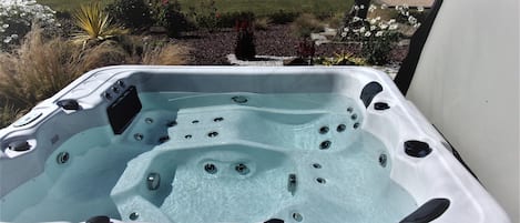 Outdoor spa tub