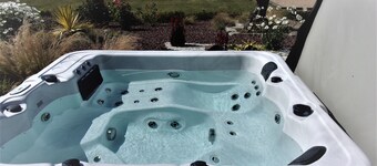 West cape; 100m beach; Batz island view;jacuzzi;wifi.