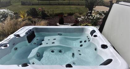 West cape; 100m beach; Batz island view;jacuzzi;wifi.