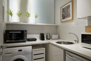 Fridge, microwave, oven, dishwasher - Parthenon 2BD Apartment (Athens)