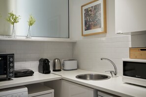 冷蔵庫、電子レンジ、オーブン、食器洗い機