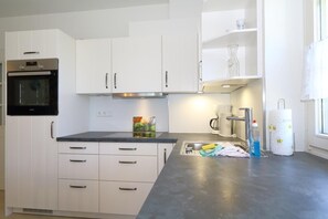 Kjøleskap og mikrobølgeovn