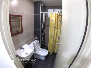 Duschwanne, Haartrockner, Handtücher, Seife