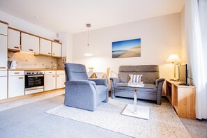 Unclassified image, 2 of 14, button - Ornum, App. 2 (Sylt)