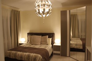 ดีลักซ์คอนโด, 2 ห้องนอน, ปลอดบุหรี่ | โต๊ะทำงาน, ผ้าม่านกันแสง, เตารีด/โต๊ะรีดผ้า, Wi-Fi ฟรี