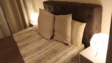 Appartamento Deluxe, 2 camere da letto, non fumatori | 2 camere, una scrivania, tende oscuranti, ferro/asse da stiro