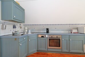 Kjøleskap og mikrobølgeovn